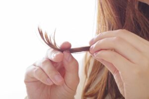 女性の傷んだ髪の毛